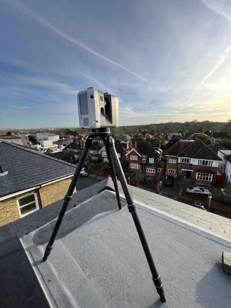3D-Laserscanner auf dem Dach eines Wohnhauses in London – Aufnahme vom Boden statt per Drohne wegen Flugverbotszone