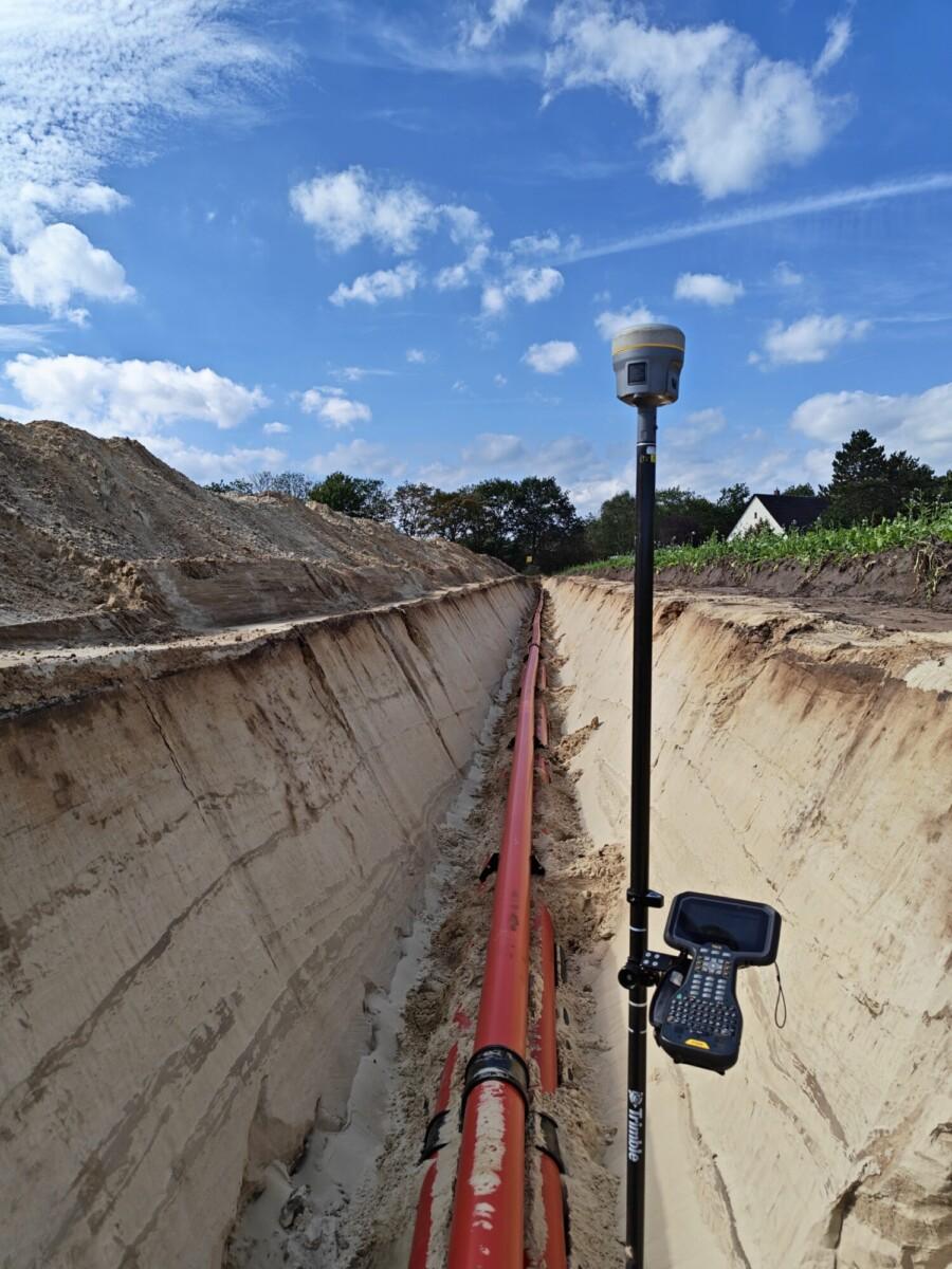 Leitungsvermessung Niedersachsen: GPS-Aufmaß beim Verlegen von Leerrohren mit GNSS-Empfänger am Bagger