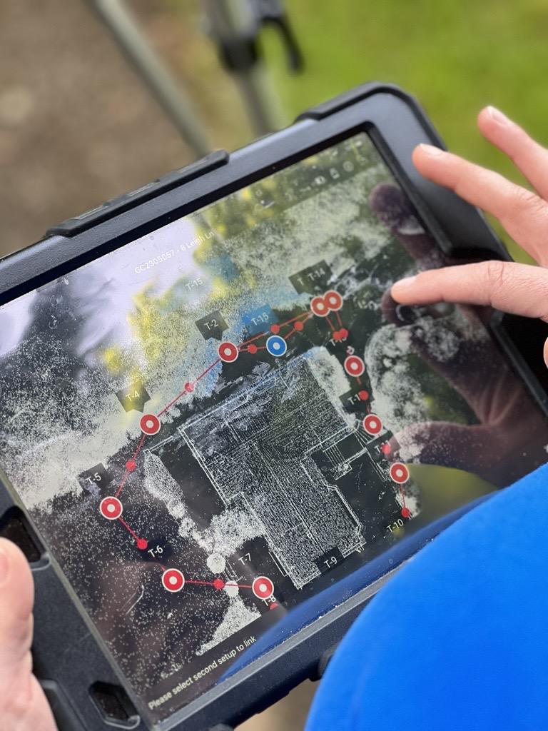 Tablet mit registrierter Punktwolke und verknüpften Scanstandpunkten während der Aufnahme vor Ort