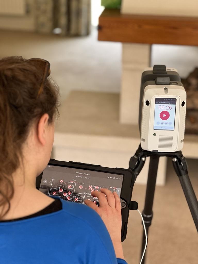 Leica RTC360 beim 3D-Laserscanning eines Wohnraums, Steuerung der Aufnahme über das Tablet